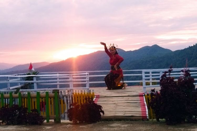Seorang penari sedang membawakan Tarian Dewa Matahari dari Bukit Porong Tedeng di Desa Wisata Coal, Manggarai Barat, NTT 
