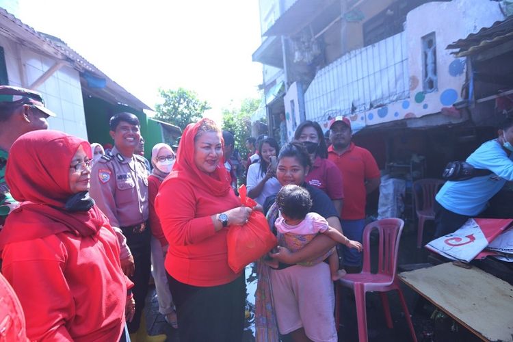 Plt Walkot Semarang Hevearita Gunaryanti Rahayu mengunjungi sekaligus memberikan bantuan kepada warga korban banjir bandang di Kota Semarang. 