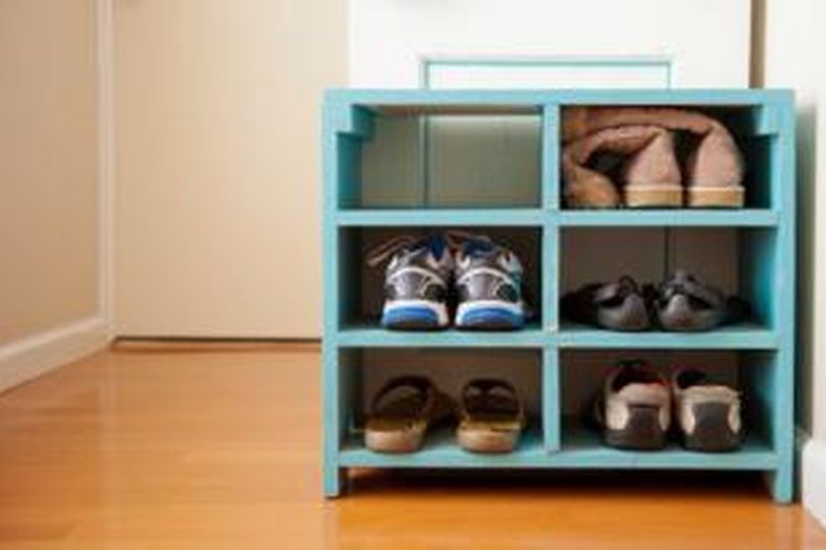Masuk rumah tanpa sepatu dalam mengurangi debu dan alergen sebanyak 85 persen.