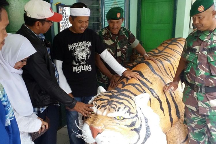 Bupati Purwakarta Dedi Mulyadi, memberikan patung harimau baru ke Koramil 1123 Cisewu, Garut, Minggu (19/3/2017).