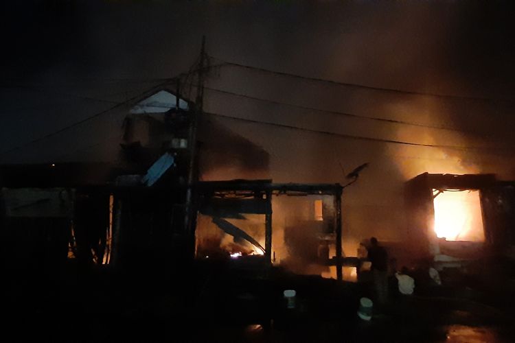 Kebakaran melanda sejumlah rumah di kawasan Pasar Gembrong, RT 004 RW 001 Kelurahan Cipinang Besar Utara, Kecamatan Jatinegara, Jakarta Timur, dilanda kebakaran, Minggu (24/4/2022) malam.