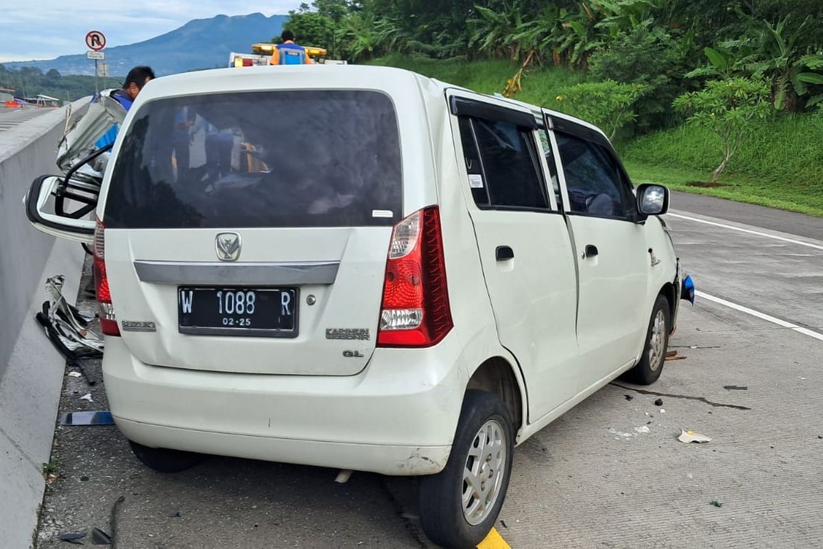 Karimun Tabrak Truk di Tol Semarang-Solo, Satu Orang Meninggal, 3 Luka-luka