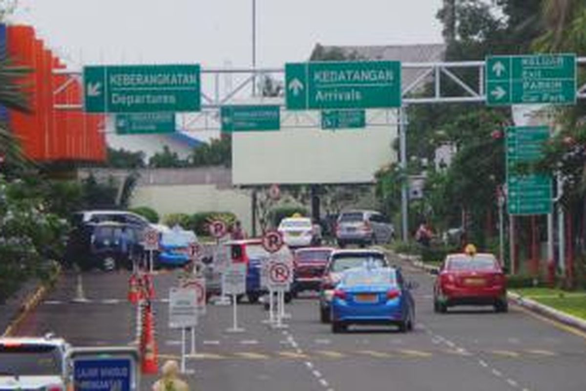 Suasana lalu lintas kendaraan di Bandara Halim Perdanakusuma, Jakarta Timur, Jumat (20/12/2013).