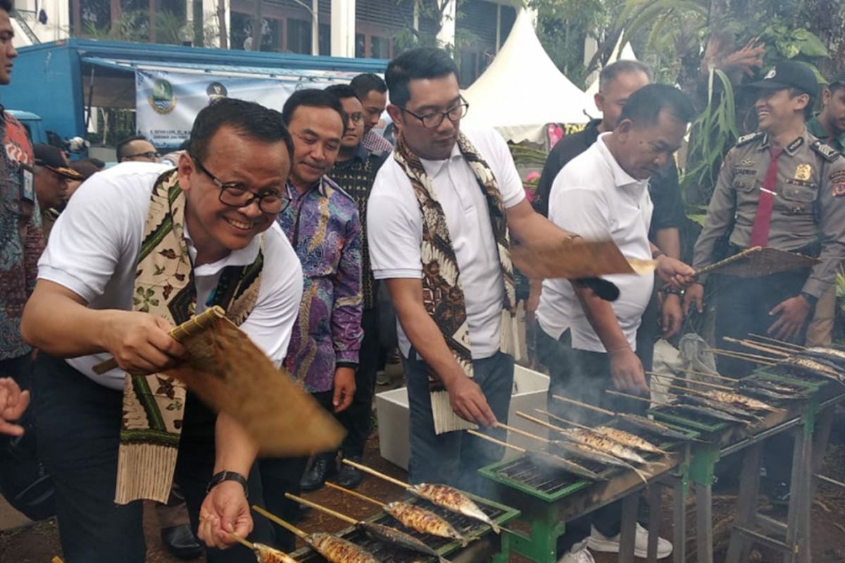 Menteri Kelautan dan Perikanan Edhy Prabowo dan Gubernur Jabar Ridwan Kamil saat membakar ikan bakar bersama warga Bandung dalam kampanye gemar makan ikan di Gedung Sate, Jalan Diponegoro, Sabtu (2/11/2019).