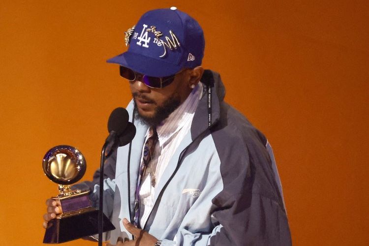 Artis musik Kendrick Lamar meraih Grammy Best Rap Album untuk album Mr. Morale & the Big Steppers pada Grammy Awards 2023 yang digelar di Crypto.com Arena, Los Angeles, California, Minggu (5/2/2023).