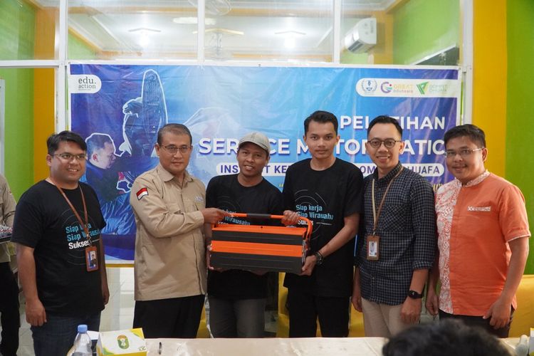 Dompet Dhuafa cabang Jawa Tengah dan Institut Kemandirian hadirkan pelatihan servis motor matic di LKP Sinar Nusantara, Semarang, Jawa Tengah, Rabu (12/2/2025). Program tersebut mengusung semangat "Siap Menjadi Mekanik Motor Profesional".