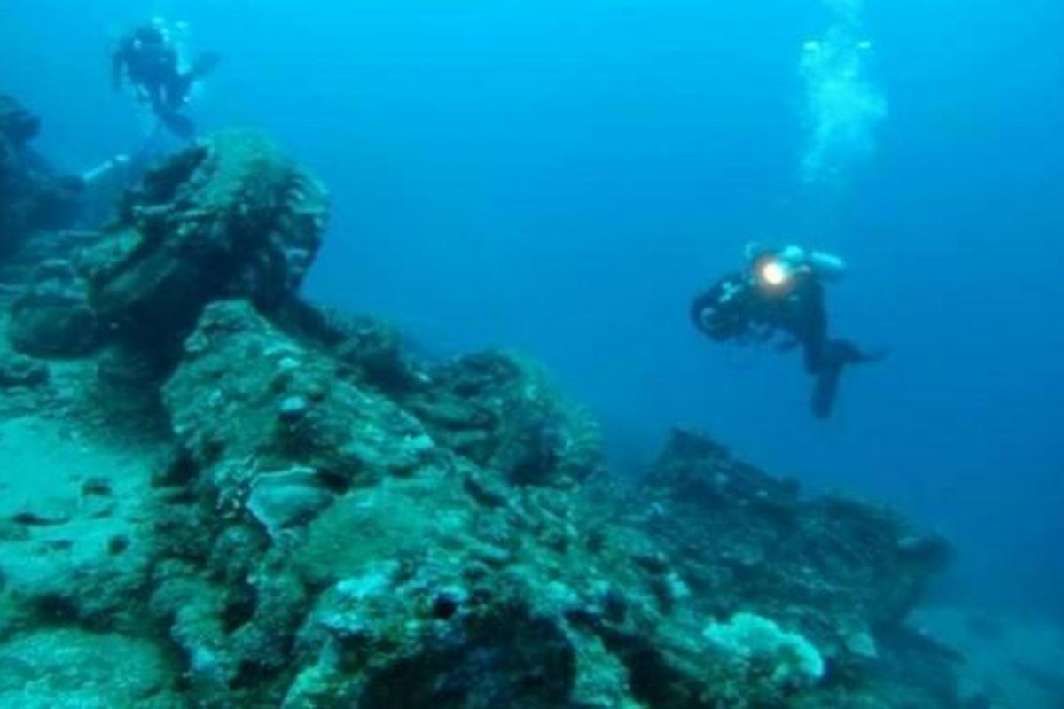 Bangkai kendaraan sisa PD II di perairan Morotai.