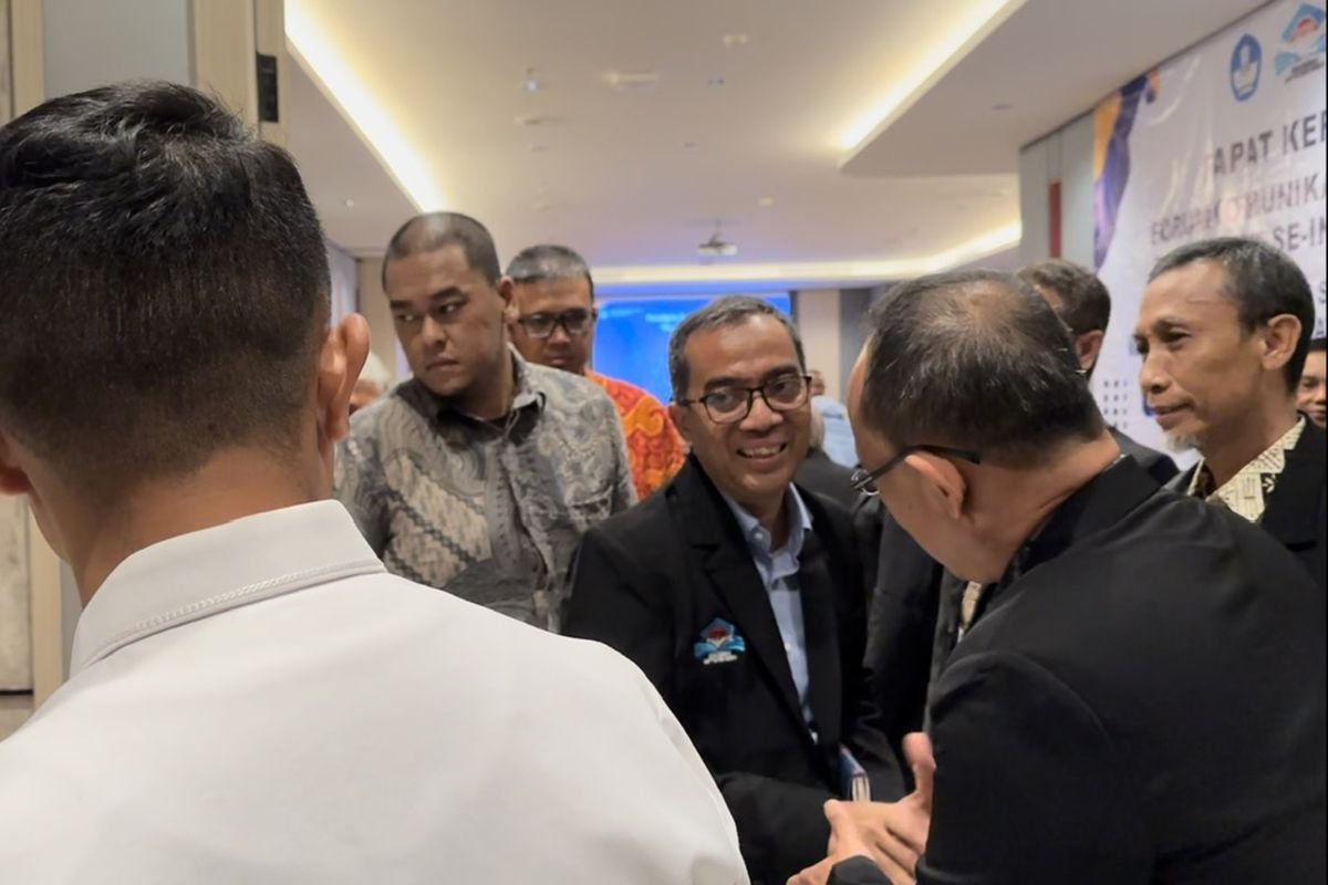 Menteri Pendidikan Tinggi Sains Teknologi (Mendiktisaintek), Brian Yuliarto mengajak politeknik di Indonesia menyesuaikan kurikulum agar bisa membantu membawa Indonesia keluar dari jebakan Middle Income Trap. Hal itu disampaikan setelah menghadiri Rapat Kerja Forum Komunikasi Senat Politeknik Se-Indonesia di Jakarta, Jumat (21/2/2025) siang.