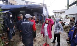 Di Bawah Guyuran Hujan, Mensos Sisir Korban Gempa Cianjur di Area yang Sulit Dijangkau