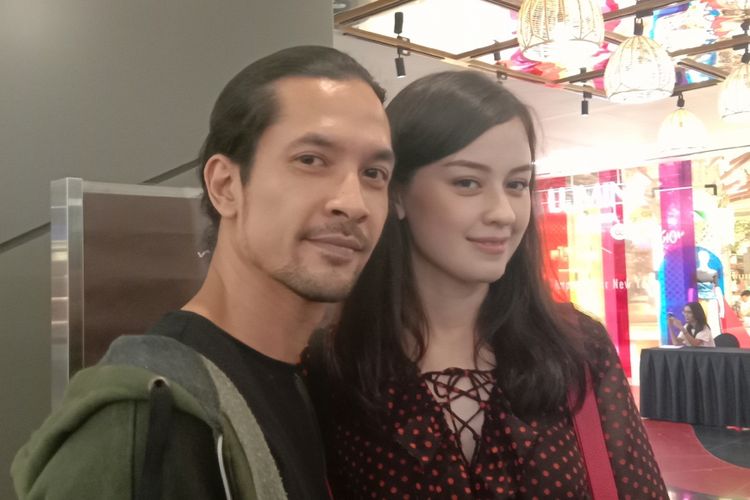 Edward Akbar dan istrinya, Kimberly Ryder, menghadiri screening film action Foxtrot Six di XXI Plaza Indonesia, Thamrin, Jakarta Pusat, Rabu (13/2/2019).