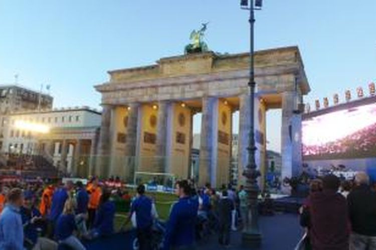 Suasana Champions Festival yang digelar di Brandenburg Gate, Berlin, Kamis (4/6/2015). Acara ini digelar untuk menyambul laga final Liga Champions antara Barcelona melawan Juventus, di Olympiastadion, Sabtu (6/6/2015). 