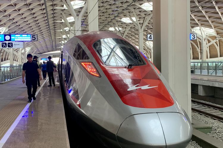 Kereta cepat Jakarta-Bandung Whoosh di Stasiun Halim, Jakarta Timur.
