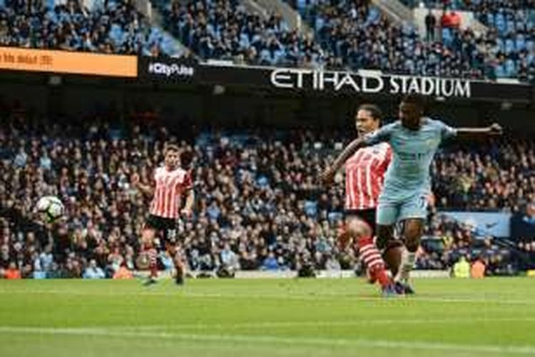 Kelechi Iheanacho mencetak gol penyama kedudukan Manchester City ke gawang Southampton pada pertandingan Premier League di Stadion Etihad, Minggu (23/10/2016).