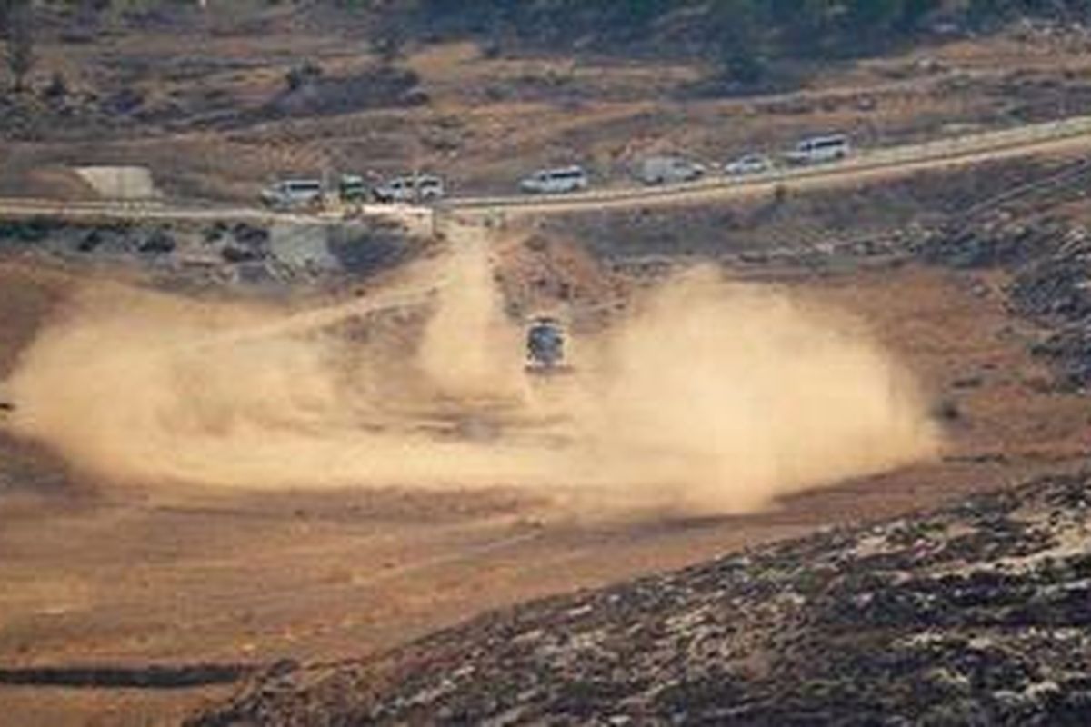 Sebuah helikopter Israel mencari puing-puing pesawat tak berawak yang ditembak jatuh di wilayah utara Negev, Sabtu (6/10/2012). Pesawat tak berawak itu memasuki wilayah udara Israel dari Laut Mediterania. 