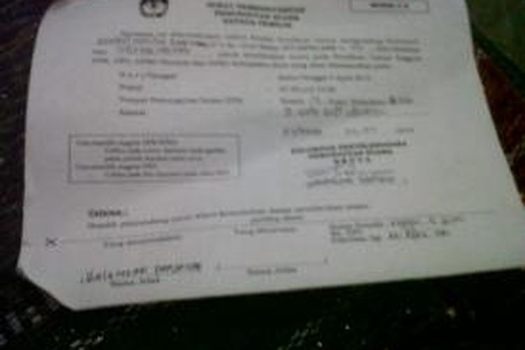 Formulir C6 atau surat undangan memilih ke TPS, tanpa pemilik karena nama yang ada di formulir tersebut tidak ditemukan di areal TPS 15 di Kelurahan Bane, Kecamatan Siantar Utara, Pematangsiantar, Sumatera Utara, Minggu (6/4/2014).