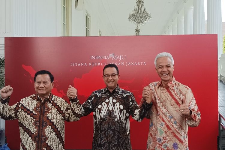 Tiga bakal capres, yakni Prabowo Subianto, Anies Baswedan dan Ganjar Pranowo berpose bersama sambil bergandengan tangan bersama usai bertemu Presiden Joko Widodo di Istana Merdeka, Jakarta, Senin (30/10/2023).