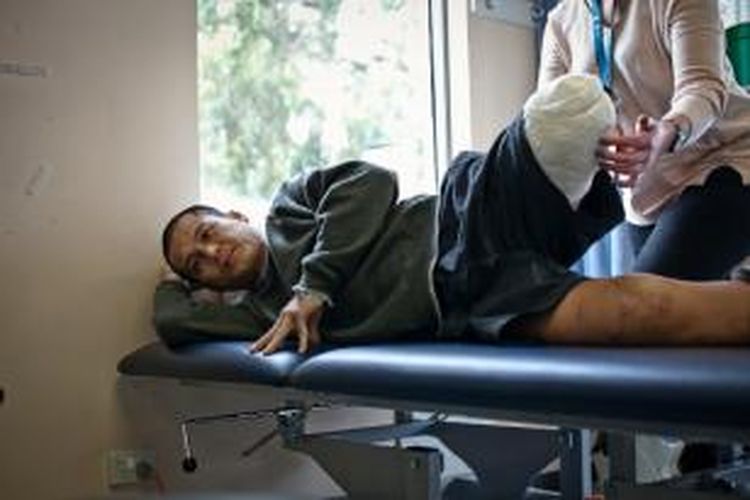 Ismail Marzuki sedang menjalani fisioterapi dengan salah seorang perawat di Royal Melbourne. 