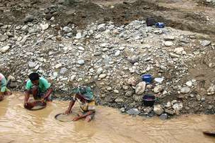 Di Sungai Krueng Beutong, warga Gampong Blang Leumak, Kecamatan Beutong, Kabupaten Nagan Raya, Aceh, telah  melakukan aktivitas mencari emas secara turun temurun.