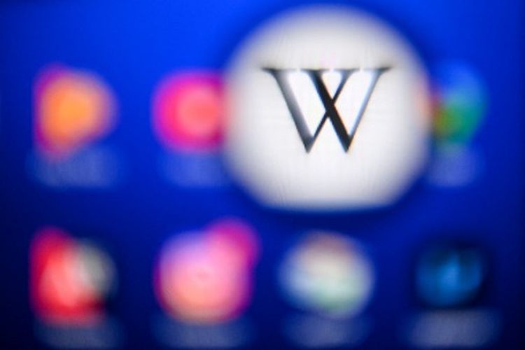 Sebuah gambar yang diambil pada 15 April 2022 di Moskwa, Rusia menunjukkan logo Wikipedia terlihat di layar tablet. 