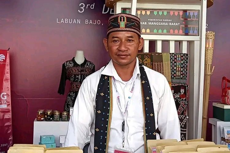 Foto : Adrianus Taur, seorang guru di Labuan Bajo, Kabupaten Manggarai Barat, NTT.