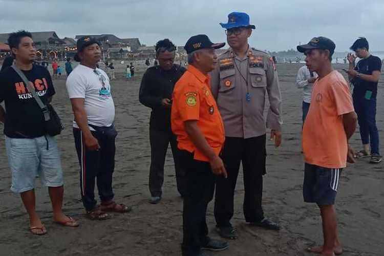 Tim SAR gabungan berkordinasi mencari korban tenggelam di Pantai Pamugaran, Blok Kampung Turis, Kabupaten Pangandaran, Jumat (2/6/2023)