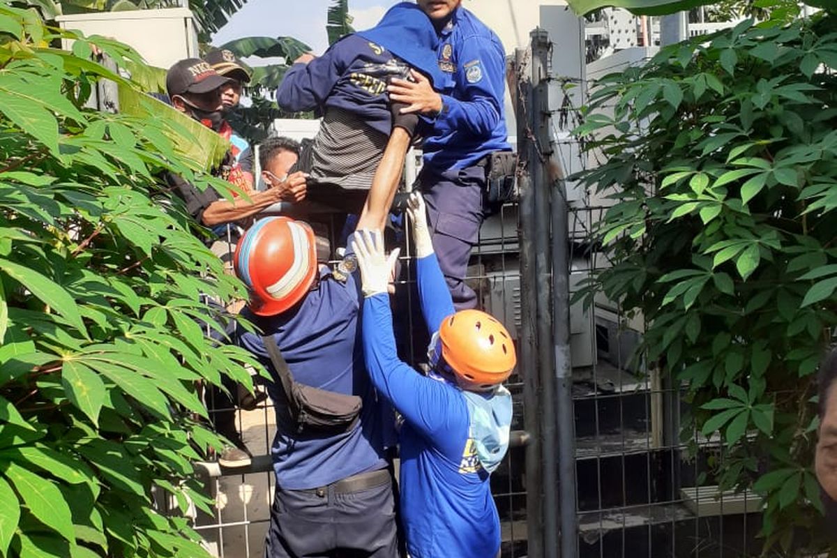 Personel pemadam kebakaran Kota Depok usai mengevakuasi perempuan muda yang coba bunuh diri dengan memanjat SUTET setinggi 30 meter di Kampung Areman, Cimanggis, Depok, Senin (16/11/2020).