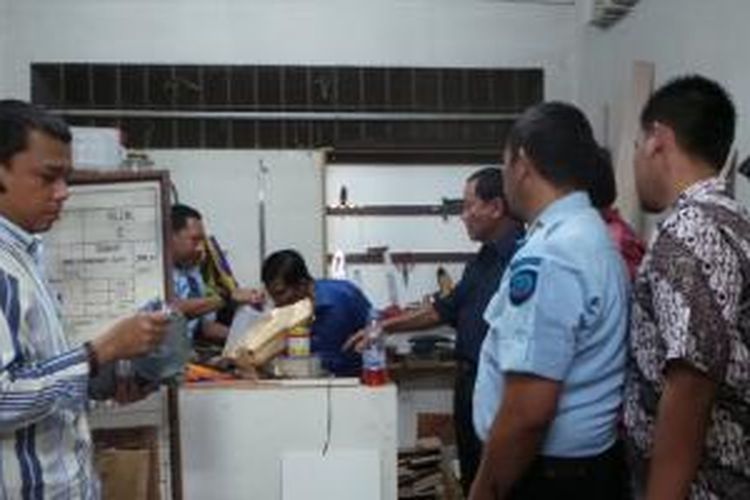 Menteri Hukum dan HAM Amir Syamsuddin (berkemeja biru tua di sisi kanan) saat memimpin inspeksi mendadak di Lapas Cipinang, Jakarta, Selasa (6/8/2013) malam. Dalam sidak tersebut ditemukan belasan kemasan berisi serbuk yang diduga bahan pembuat sabu di bengkel kerja narapidana. 