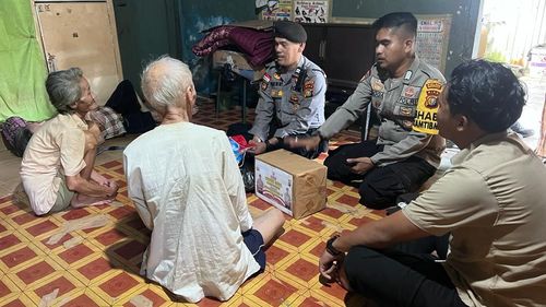 Cara Polisi Sosialisasi Pemilu kepada Warga Suku Akit di Bengkalis