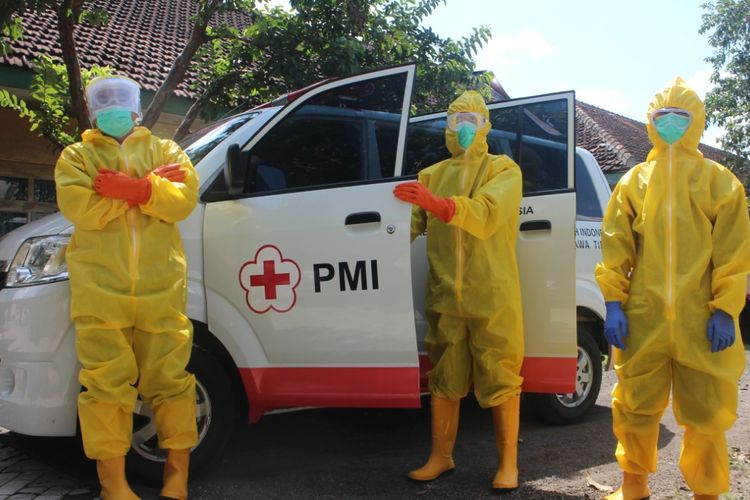 Relawan PMI Jember kehabisan baju hazmat sehingga tidak bisa mengantarkan jenazah pasien Covid-19