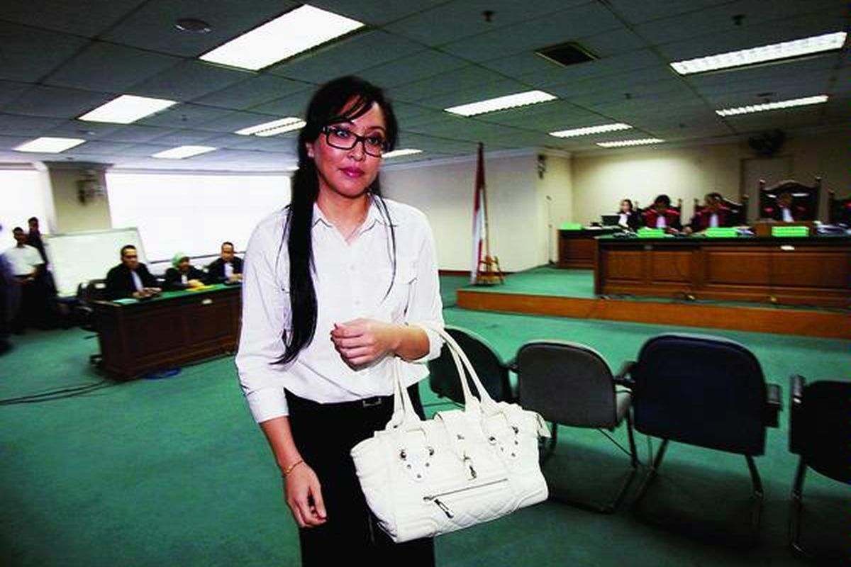 Anggota DPR dari Fraksi Partai Demokrat, Angelina Sondakh, kembali hadir sebagai saksi untuk terdakwa Muhammad Nazaruddin di Pengadilan Tindak Pidana Korupsi Jakarta, Rabu (29/2). Ia batal dikonfrontasi dengan Mindo Rosalina Manulang yang berhalangan hadir karena sakit. Angelina tetap pada sikapnya, tidak mengakui semua percakapan melalui  Blackberry dengan Mindo.