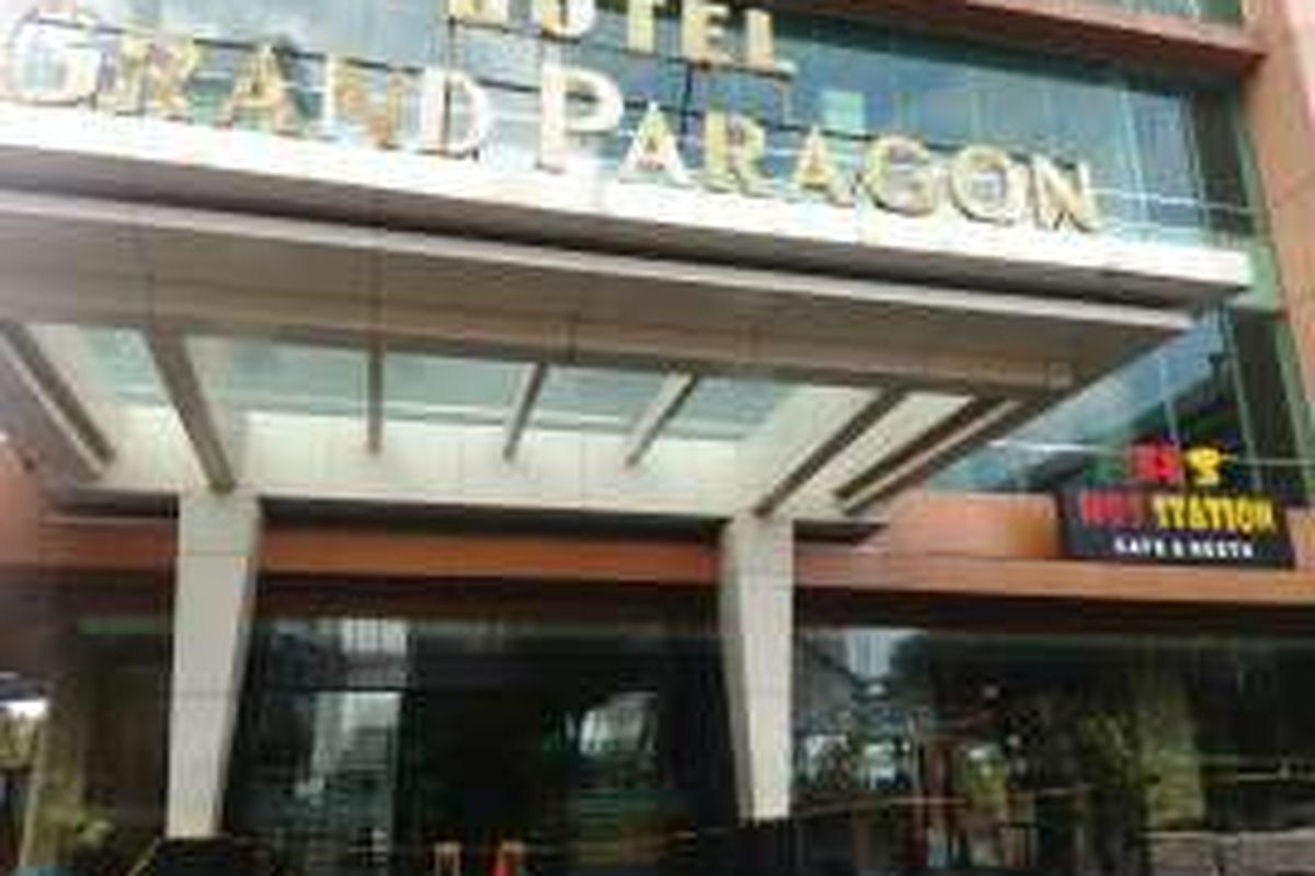 Pasca kebakaran yang terjadi di lantai enam tempat karaoke di Hotel Grand Paragon, di Taman Sari, Jakarta Barat, gedung Grand Paragon yang terdapat mal dan hotel itu kini dipasangi garis polisi. Senin (2/1/2017)