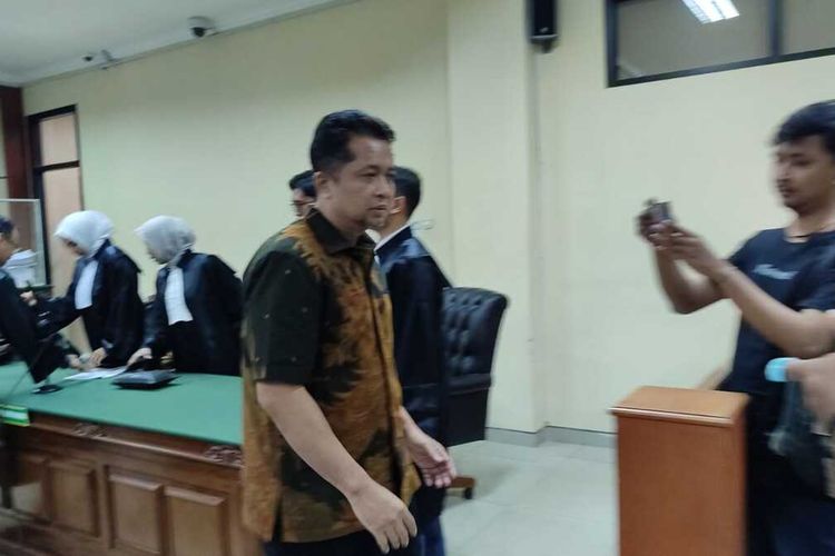 Eks kepala BPPD Sidoarjo Ary Suryono divonis 5 tahun penjara dalam kasus korupsi pemotongan dana insentif pegawai.