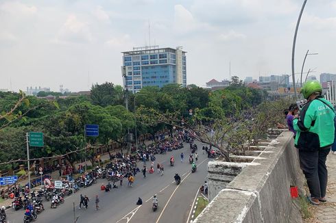 Unjuk Rasa Tolak UU Cipta Kerja di Bekasi, Massa Buruh Tutup Jalan Ahmad Yani