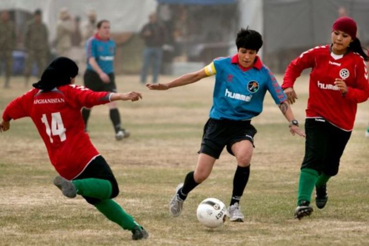 Sepak bola perempuan Afghanistan berawal dari sejumlah pemain amatir yang tampil dalam pertandingan persahabatan melawan tim Pasukan Keamanan Internasional NATO di Kabul pada 2010. Tim Afghanistan  menang 1-0. 