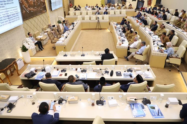 Menteri Pendayagunaan Aparatur Negara dan Reformasi Birokrasi (PANRB) Rini Widyantini&nbsp;dalam Rapat Kerja dengan Komisi II DPR RI di Jakarta, Selasa (25/11/2025).