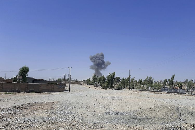 Kepulan asap akibat serangan bom mobil di markas polisi Lashkar Gah, ibu kota provinsi Helmand, Afghanistan, Rabu (11/8/2021).