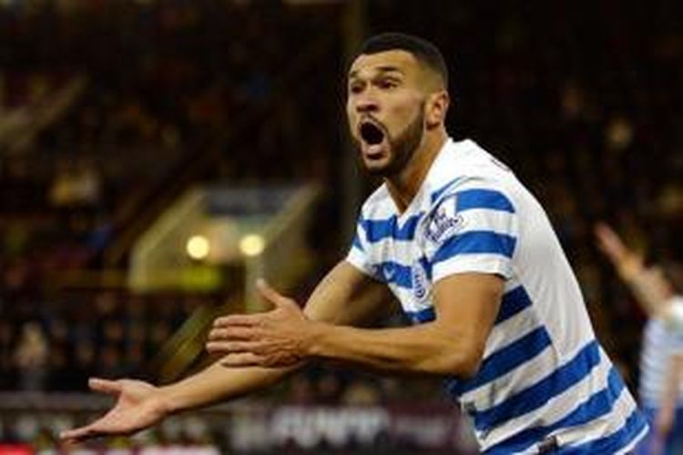 Steven Caulker melancarkan protes saat membela Queens Park Rangers pada partai melawan Burnley, 10 Januari 2015.