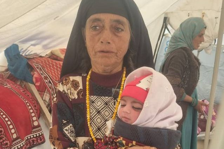 Bayi Afghanistan ini lahir tak lama setelah gempa terjadi, tanpa bantuan dari dokter dan perawat.