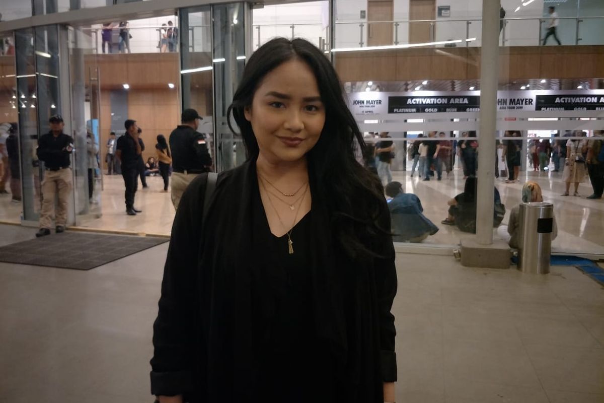 Gita Gutawa menonton konser John Mayer World Tour 2019 yang digelar di ICE, BSD City, Tangerang, pada Jumat (5/4/2019).