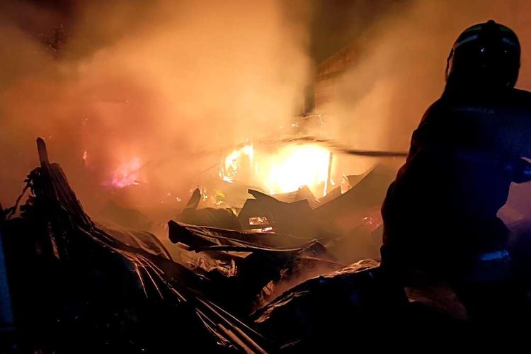 Sebuah pabrik pembuatan kerupuk di Jalan Jelidro II Manukan, Kecamatan Sambikerep, Surabaya, terbakar pada Sabtu (25/2/2023) dini hari pukul 00.30 WIB.