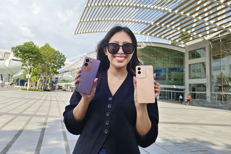 PR Manager Vivo Indonesia Alexa Tiara yang tengah memegang Vivo V29 5G varian warna Red Velvet dan Vivo V29e warna Rose Gold