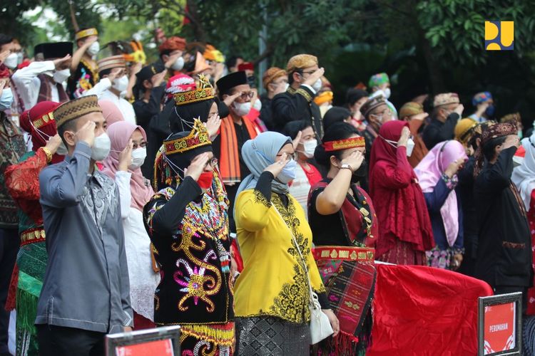 Insan PUPR mengikuti upacara peringatan HUT ke-77 RI di Lapangan Sapta Taruna, Kementerian PUPR, Rabu (17/8/2022).