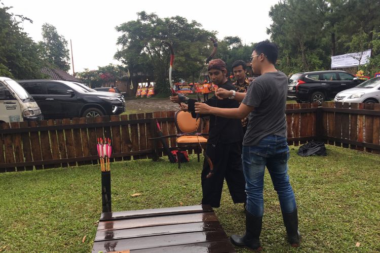 Wahana jamparingan atau memanah di kawasan Mulberry Hill by The Lodge di di Desa Cibodas, Kecamatan Lembang, Kabupaten Bandung Barat, Jawa Barat, Jumat (23/2/2018). 