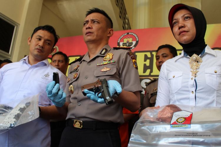 Kapolres Lhokseumawe AKBP Hendri Budiman (tengah) memperlihatkan senjata api hasil sitaan dari tersangka berinisial MI di Mapolres Lhokseumawe, Jumat (22/12/2017).