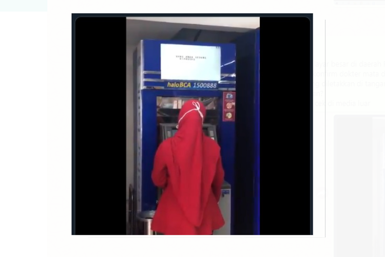 Tangkapan layar video adanya layar besar pada mesin ATM BCA yang viral di media sosial pada Rabu, (2/12/2020).
