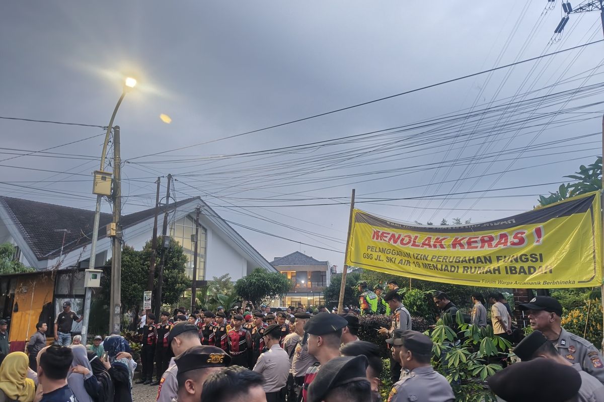 Forum Komunikasi Warga Arcamanik Berbhineka ketika berunjuk rasa menentang penggunaan Gedung Serba Guna (GSG) Arcamanik di Jalan Sky Air, Kelurahan Sukamiskin, Kecamatan Arcamanik, Kota Bandung, Jawa Barat sebagai tempat ibadah oleh umat Nasrani, Kamis (17/4/2025) sore.