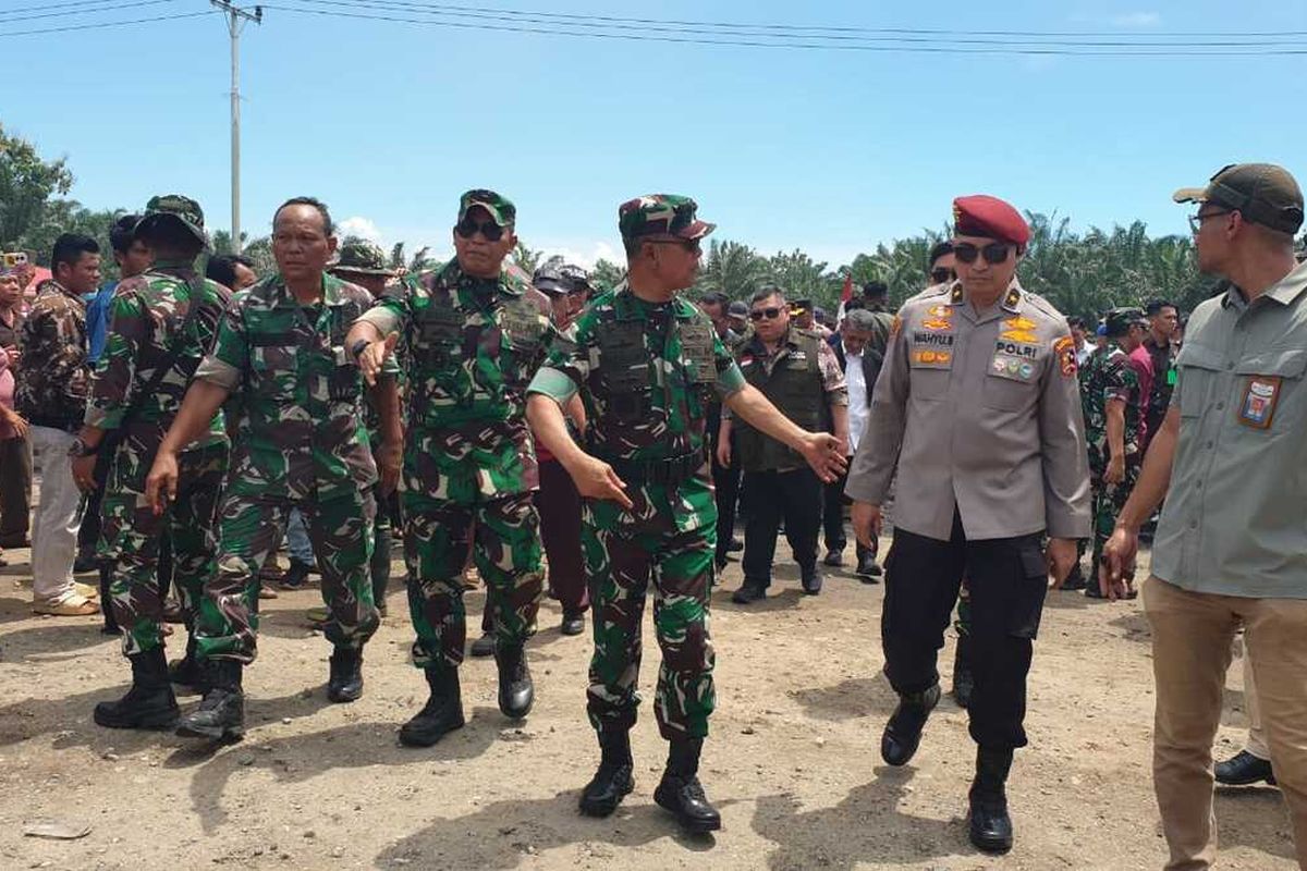 Lahan seluas 47.000 hektare yang dikuasai PT Torganda diambil alih oleh negara, setelah dieksekusi secara fisik oleh Tim Satgas PKH di Desa Aek Raru, Kecamatan Simangambat, Kabupaten Padanglawas Utara, Sumatra Utara, Jumat (25/4/2025).