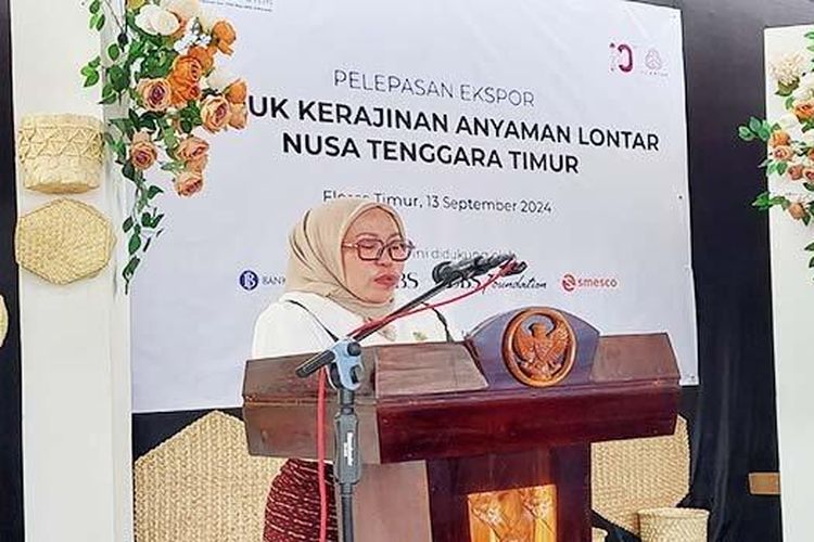 Mantan Penjabat (Pj) Bupati Flores Timur, Sulastri Rasyid saat memberikan sambutan pada acara pelepasan ekspor kerajinan lontar hasil karya perempuan Flores Timur di Gudang Du Anyam di Kelurahan Lohayong, Kecamatan Larantuka, NTT, Jumat ( 13/92024). 


