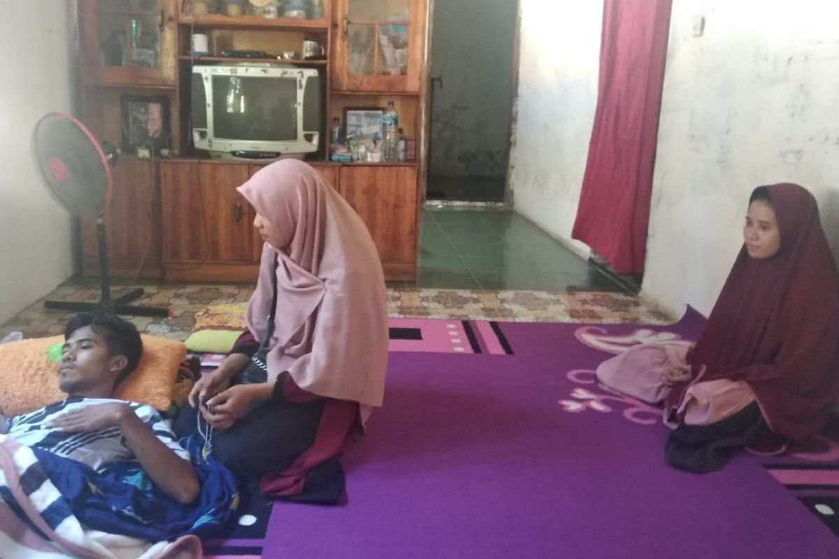 Rahmi saat menemani Muhlis yang terbaring sakit di rumahnya, Selasa (10/5/2022).