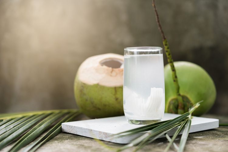 Ilustrasi apa efek minum air kelapa setiap hari?